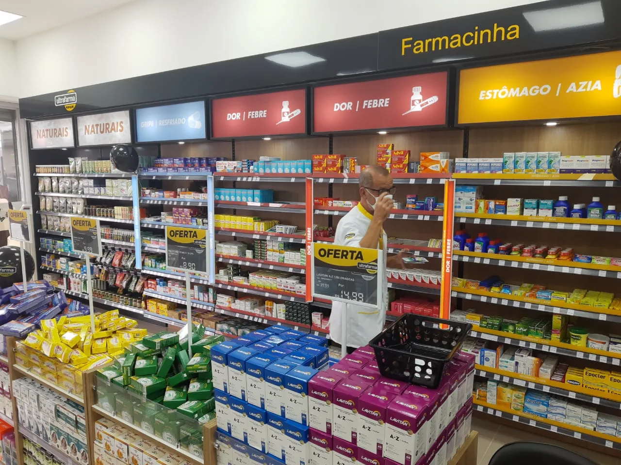 Gôndola Farmacinha da loja, com medicamentos separados por categoria como dor, febre e estômago
